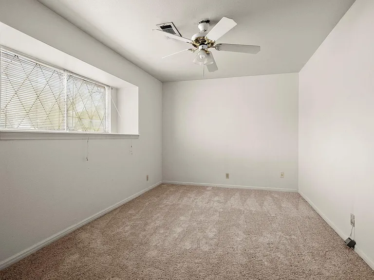 1039 Marcella St — Photo 16