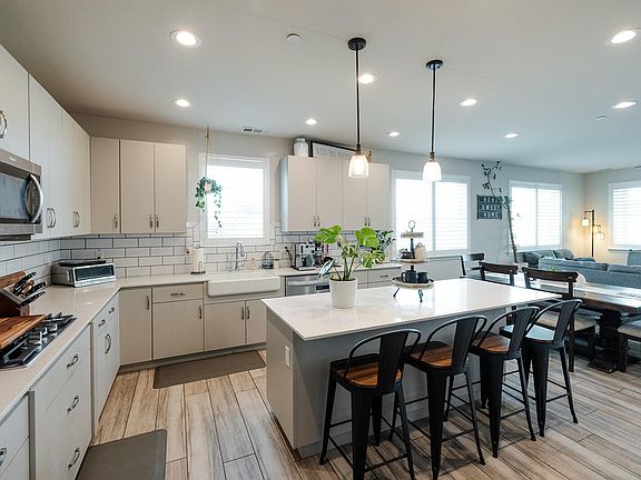 5th image of 4407 S Ernest Street