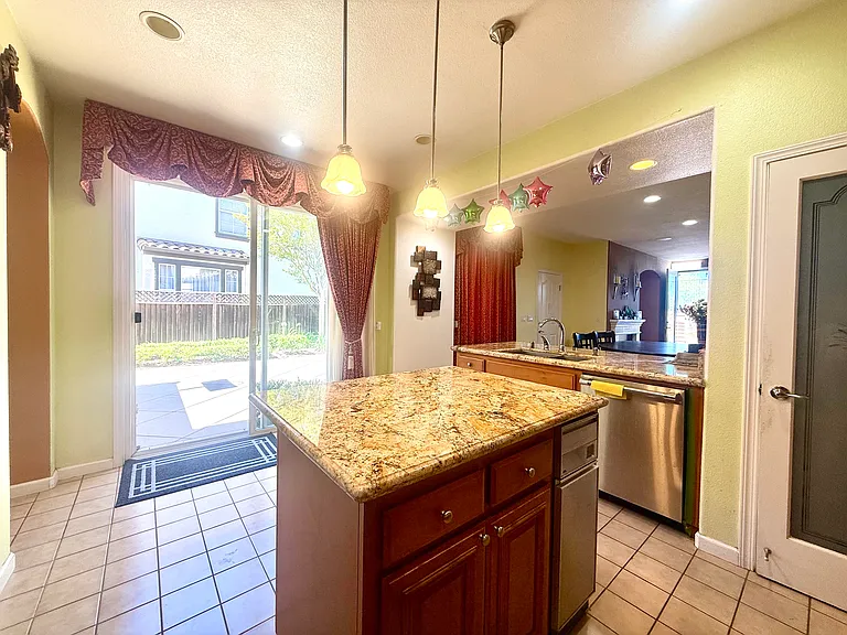1176 Thornbury Ln — Photo 11