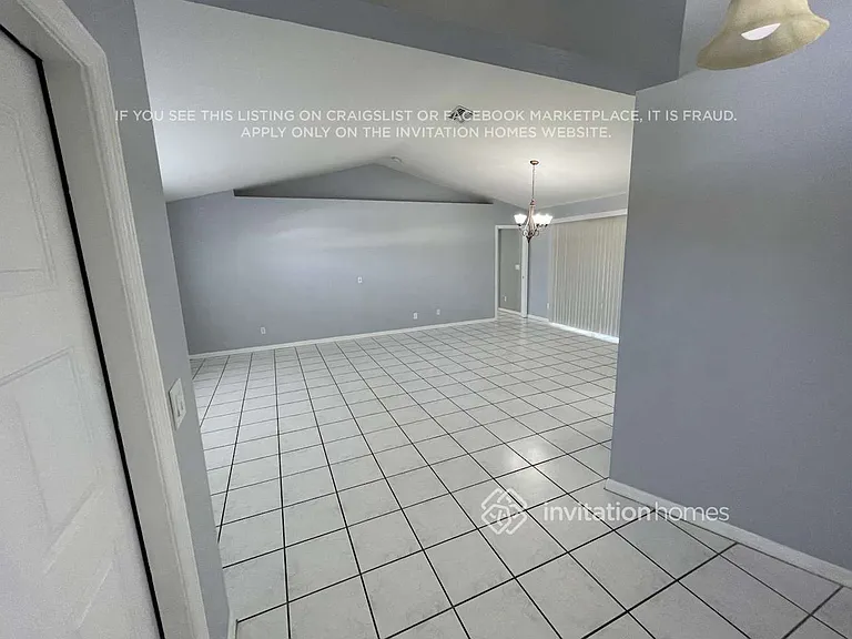 4228 SW 15th Pl — Photo 2