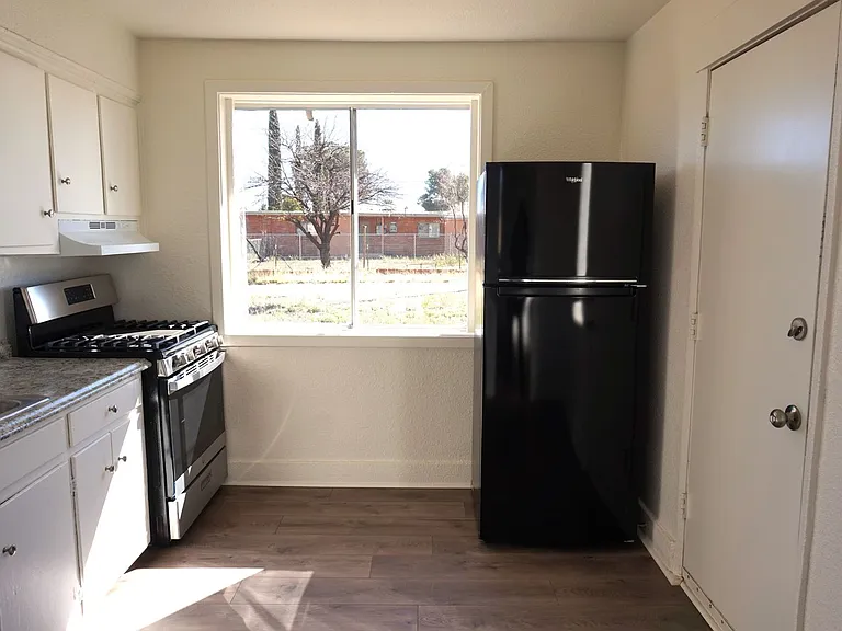 557 Graham Dr — Photo 5
