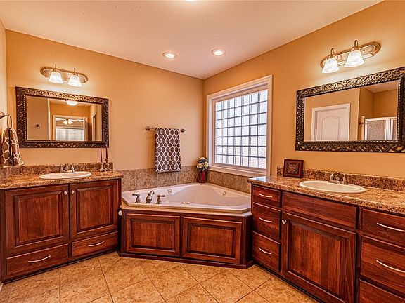 4th image of 110 Camellia Dr