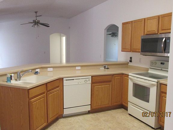 3rd image of 349 SW Hollyhock Dr #1