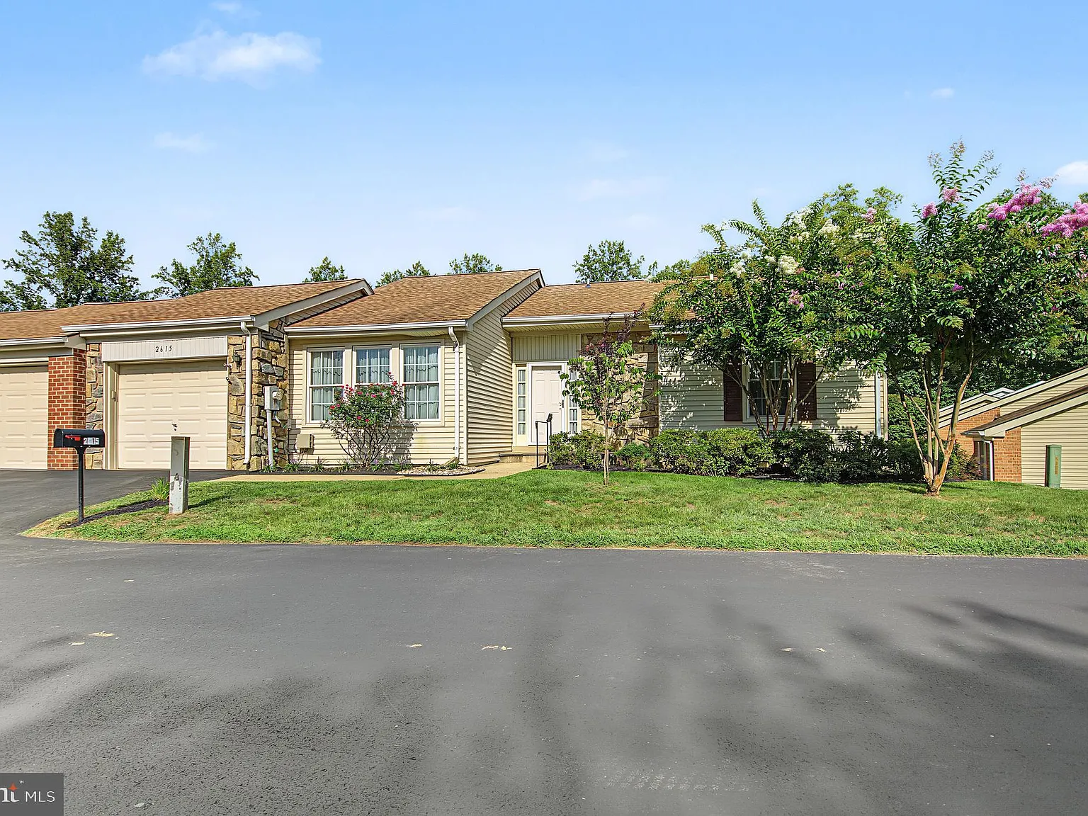 2 bed, 2.5 bath, 2006 sqft, $3,750 — Photo 3