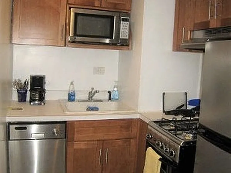 210 E 47th St #2B — Photo 12