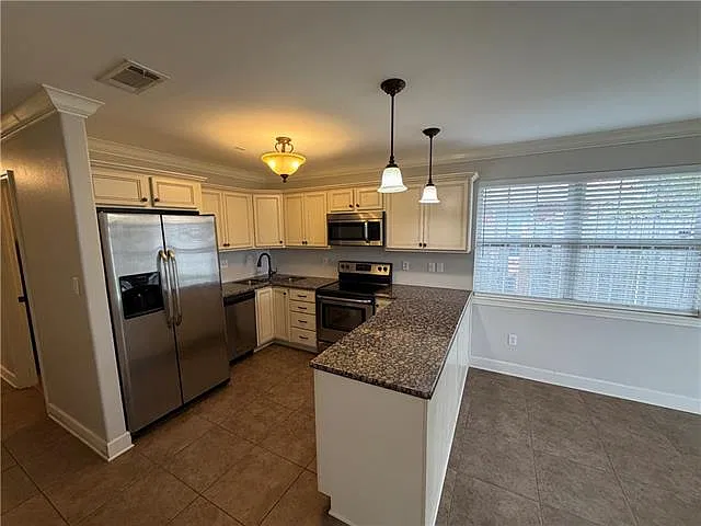 3 bed, 1.5 bath, 1550 sqft, $1,800 — Photo 3