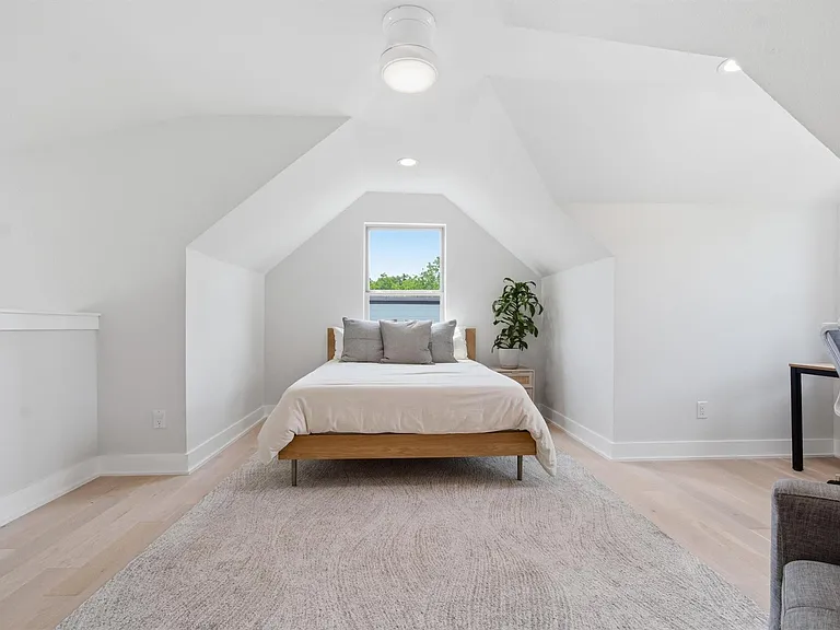 2710 Zaragosa St #A — Photo 22