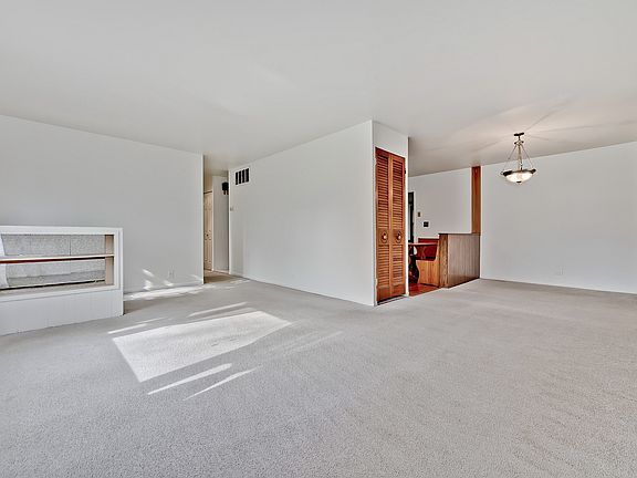 5th image of 327 Hiawatha Dr