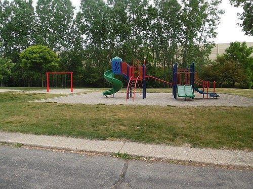 5th image of 64 Parkbrook St SE