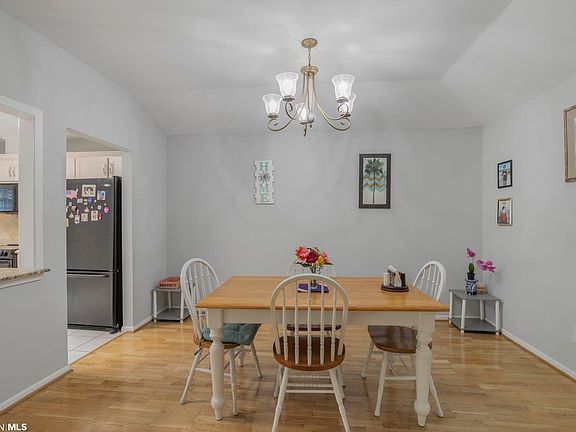 5th image of 22 Cobblestone Way W