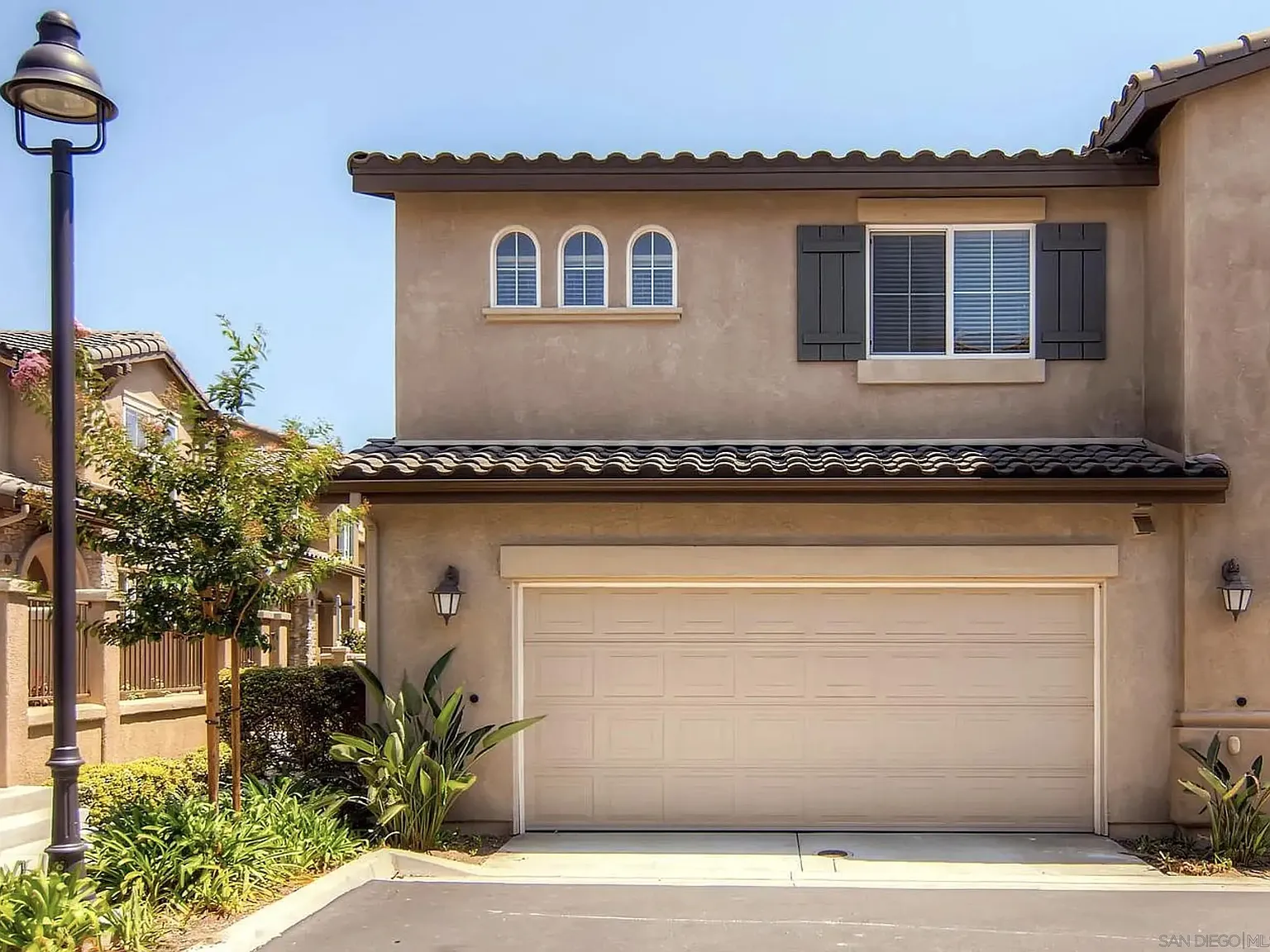 3 bed, 2.5 bath, 1642 sqft, $4,200 — Photo 2