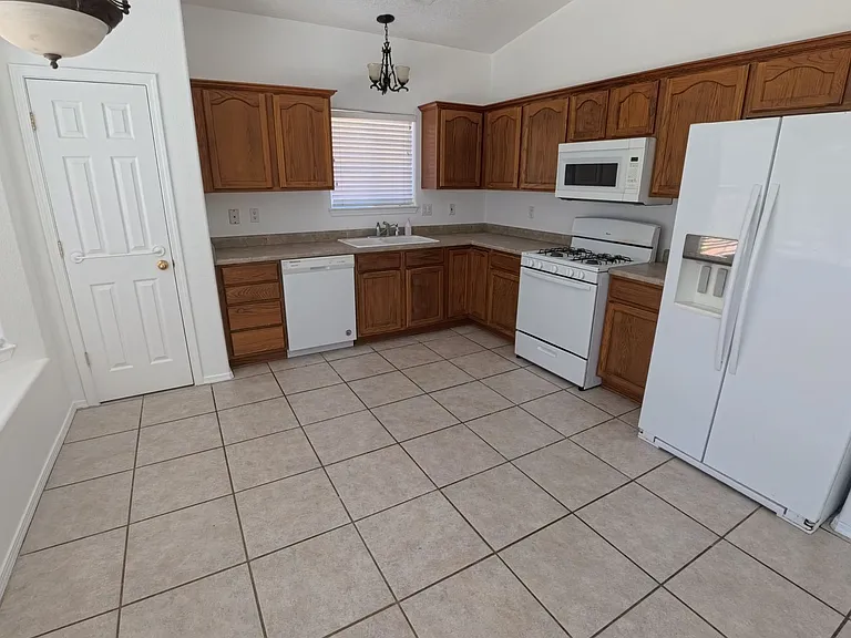 7240 Boxwood Ave NE — Photo 6