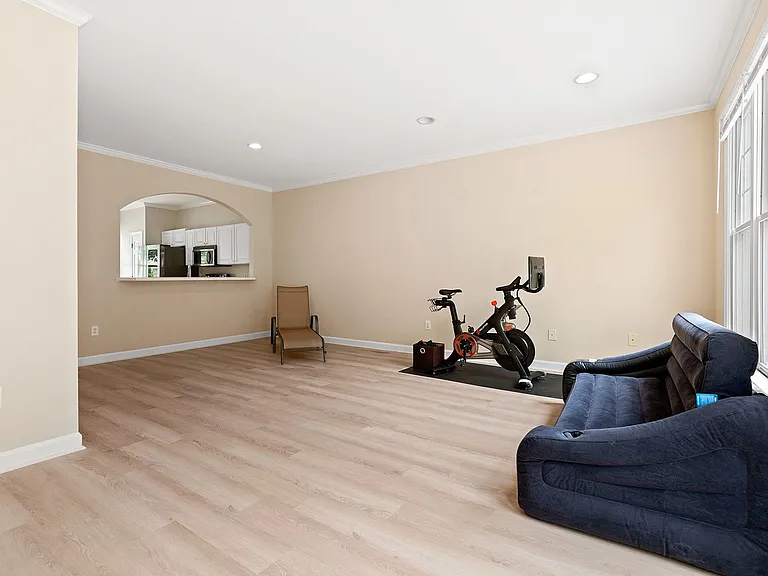 904 Edgewater Cir — Photo 8