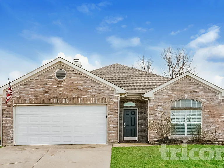 4913 Cape St — Photo 1