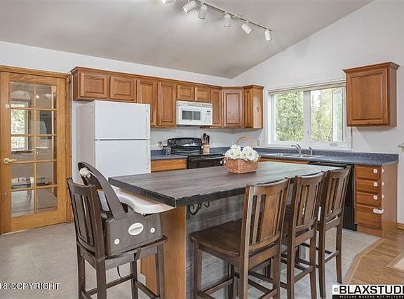 2nd image of 910 Sanctuary Ln
