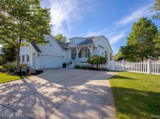 1415 Fountain View Ln, Oxford, MI