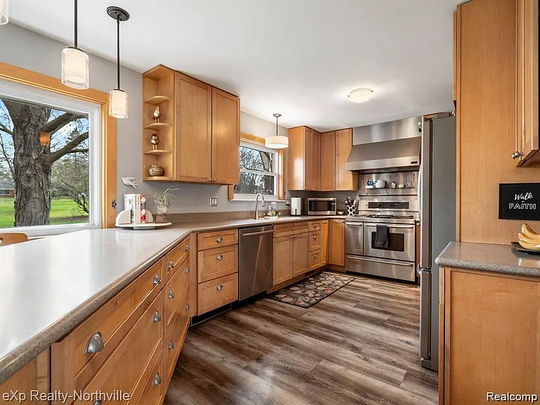 38205 Connaught Dr — Photo 14