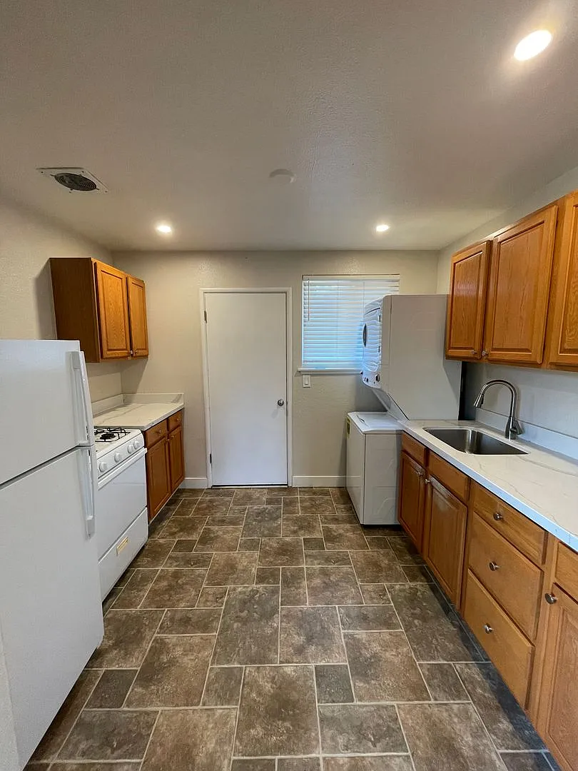 2bed/1bath duplex 1 block from Vaca High School! Remodeled interior, dual pane windows with detac... — Photo 1