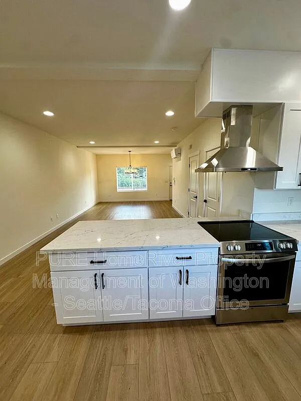 3 bed, 2.5 bath, 1307 sqft, $2,600 — Photo 3