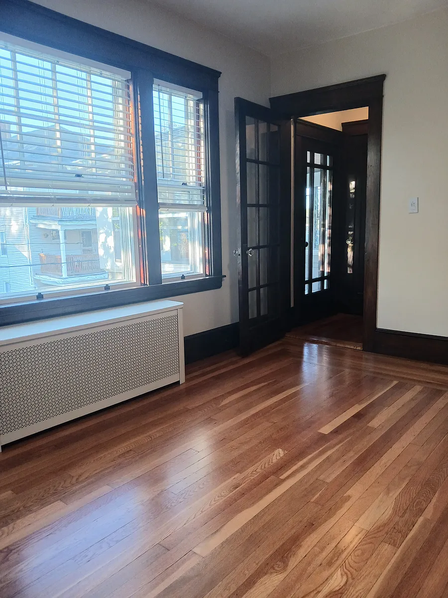 Fully refurbished original wood windows with weather sealing and storm windows provide energy-efficiency. - 35 12th St #35