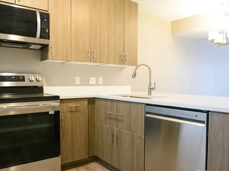 6003 Cullen Dr — Photo 3