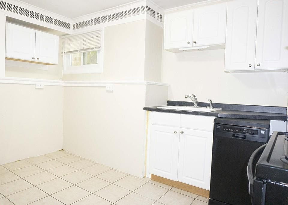 2nd image of 59A Strathmore Rd APT 1A