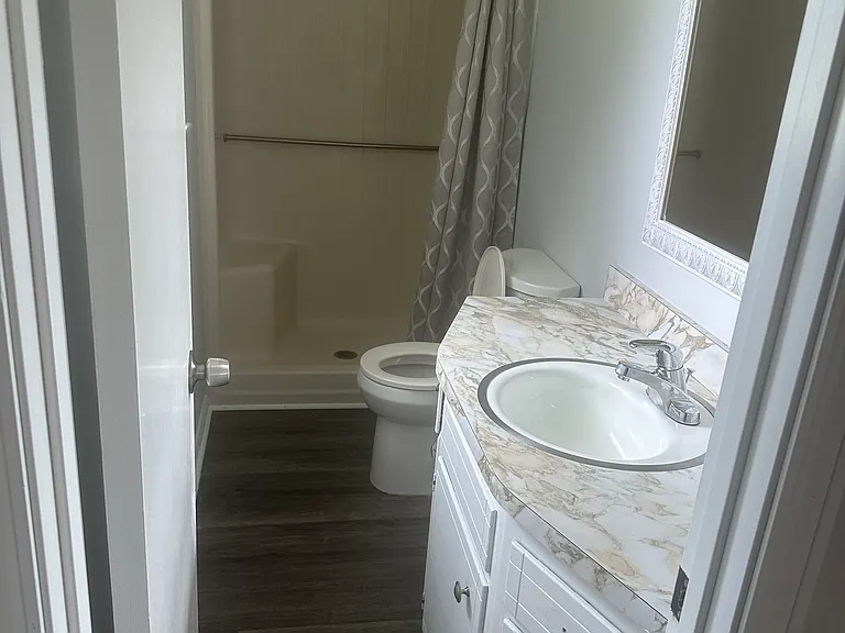 1185 Greenbrier Blvd — Photo 8
