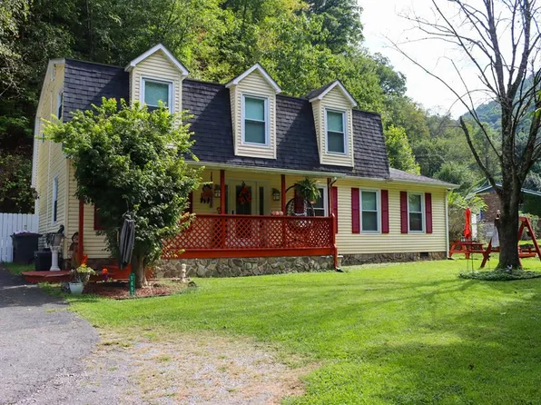 1693 Watkins St, Grundy, VA 24614