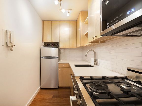 3rd image of 3 W 14th St #227