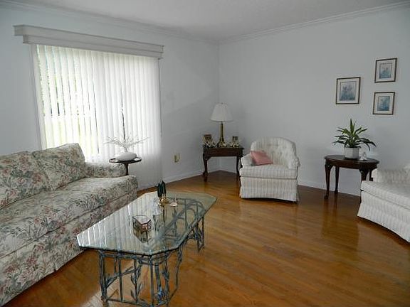 2nd image of 401 Manor Dr APT B