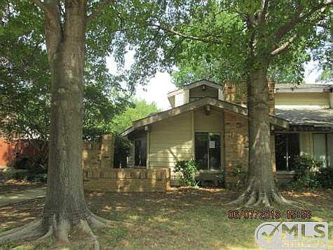 1st image of 557 Hunters Glen St