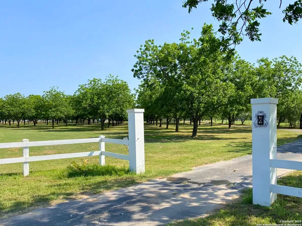 6 Collins Hill Rd, Lytle, TX 78052