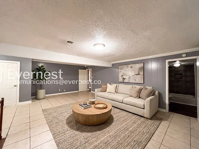 5 bed, 2.0 bath, 1867 sqft, $1,880 — Photo 3