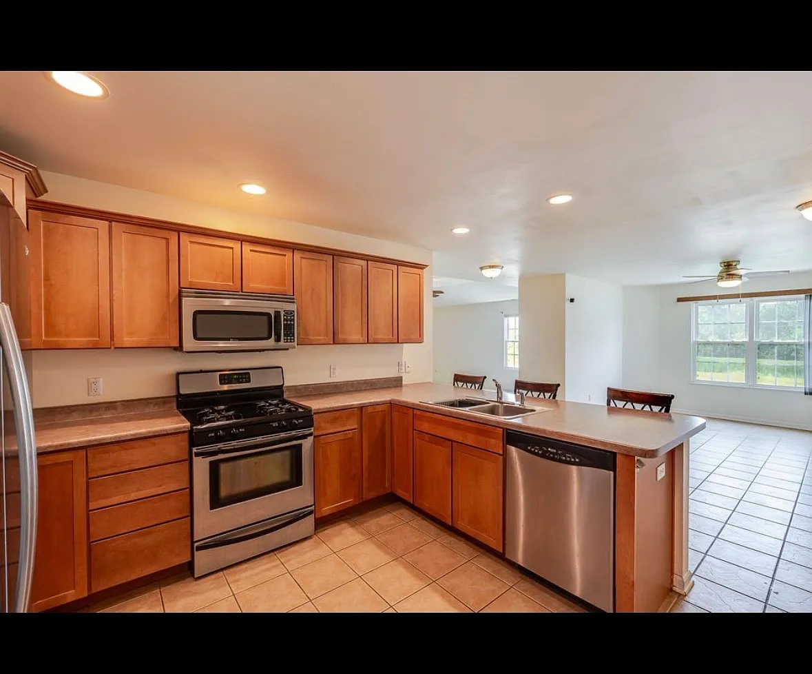 3 bed, 1734 sqft, $2,500 — Photo 3