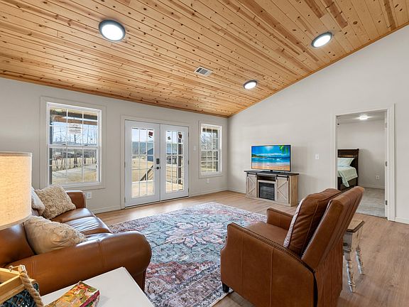 4th image of 304 Crocket Ln