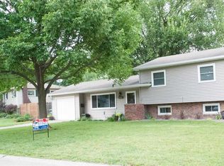 1829 Elmwood Dr, Bettendorf, IA 52722