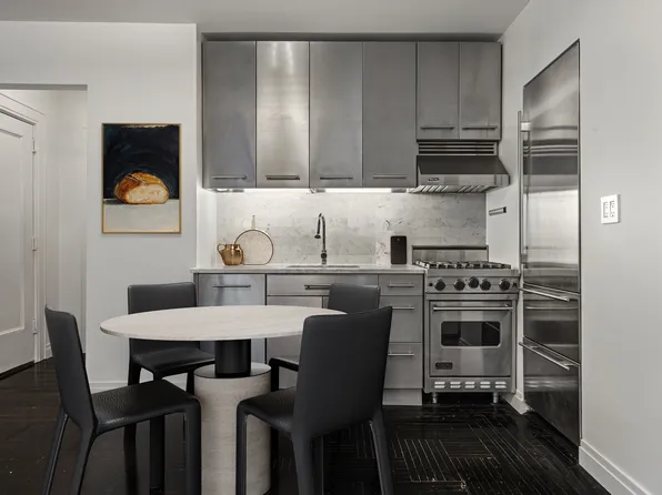 270 West 11th Street image 2 of 6