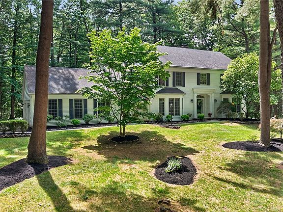 2nd image of 9 Lily Pond Ln