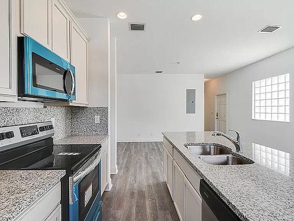 4th image of 607 N M St APT 35