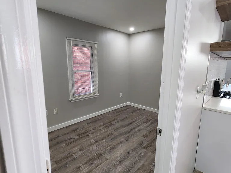 333 W Clinton St #1 — Photo 4