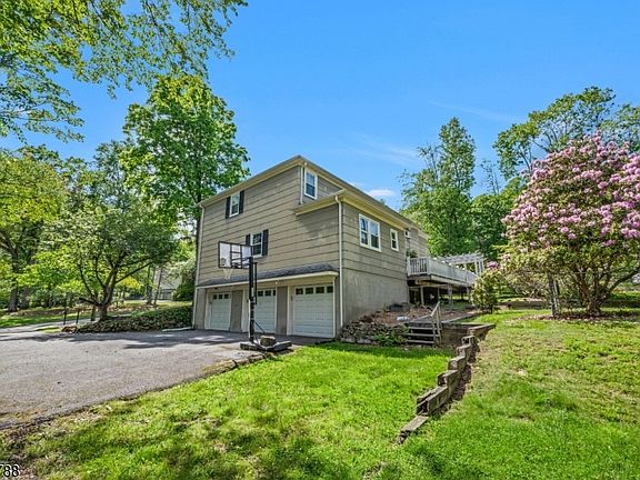3rd image of 9 Wooded Hill Ln