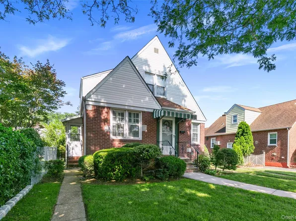 8251 257th St #2, Glen Oaks, NY 11004