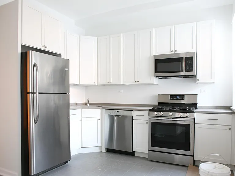 2053 W Montrose Ave #1 — Photo 8