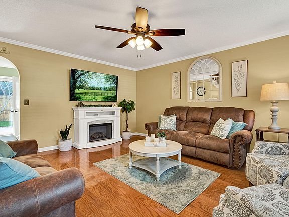3rd image of 1705 White Oak Ln Unit 10