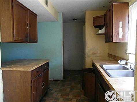 4th image of 1118 White Oak Dr