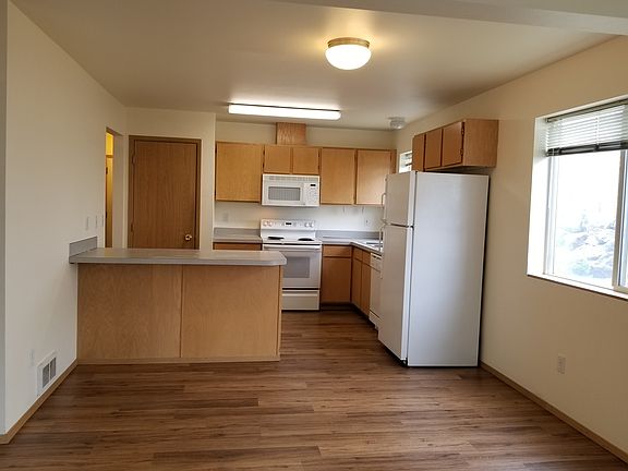 5th image of 570-572 SE Shoemaker Pl #570