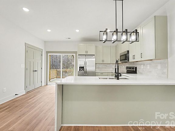 5th image of 427 W Ballard St