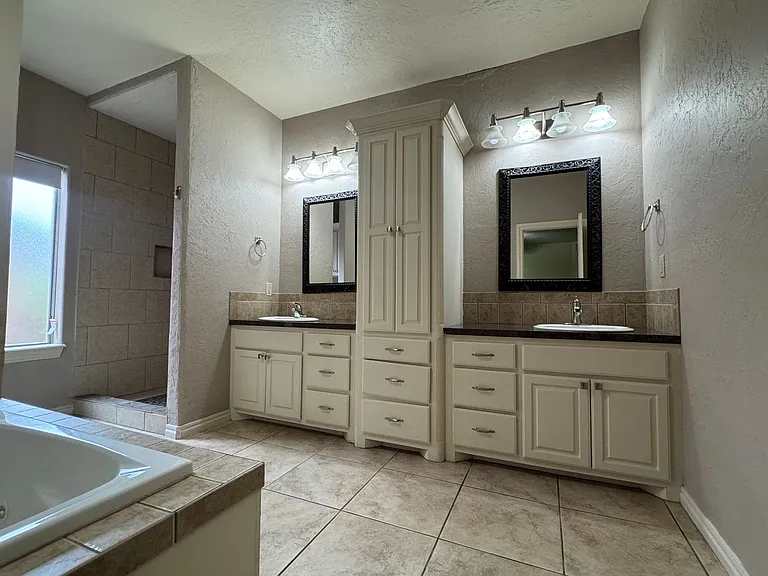 4413 NW Wolf Rd — Photo 8