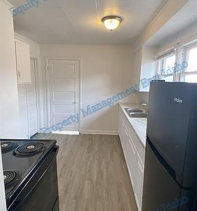 4th image of 809 E Clark St