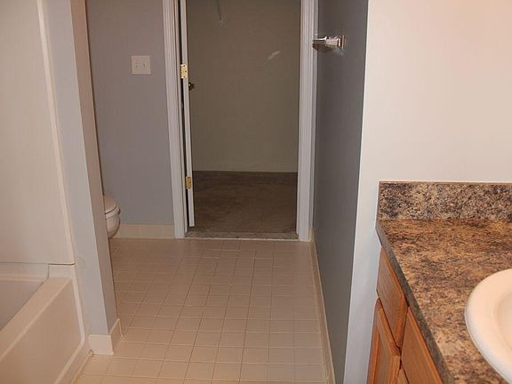 5th image of 1112 Fountain View Cir #1112